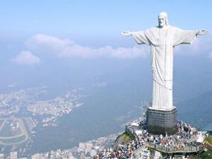 Imagem aérea do Cristo Redentor com a cidade do Rio de Janeiro ao fundo