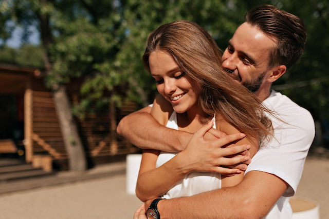 casal feliz se apoiando emocionalmente